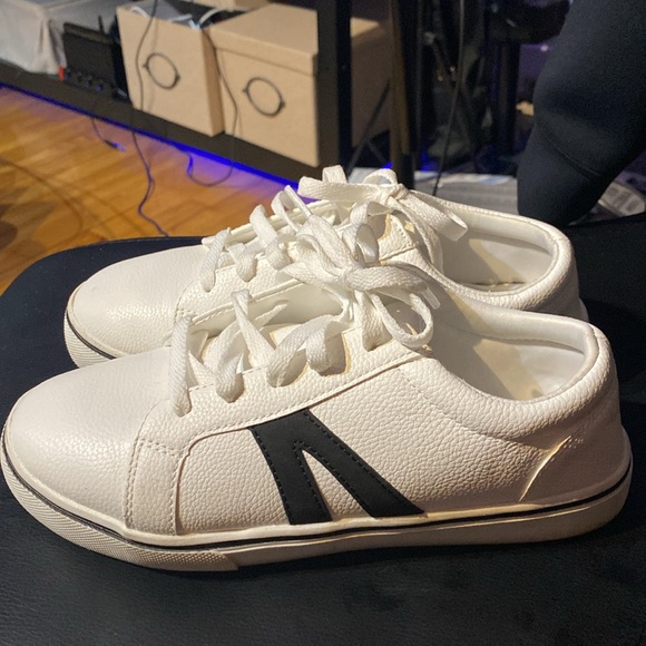 White sneaker (Time and Tru) - Picture 2 of 3